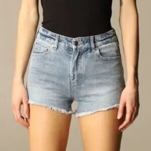 ARIZONA JEANS Women's Light Wash Fringed Bottom Denim Shorts Sz 5